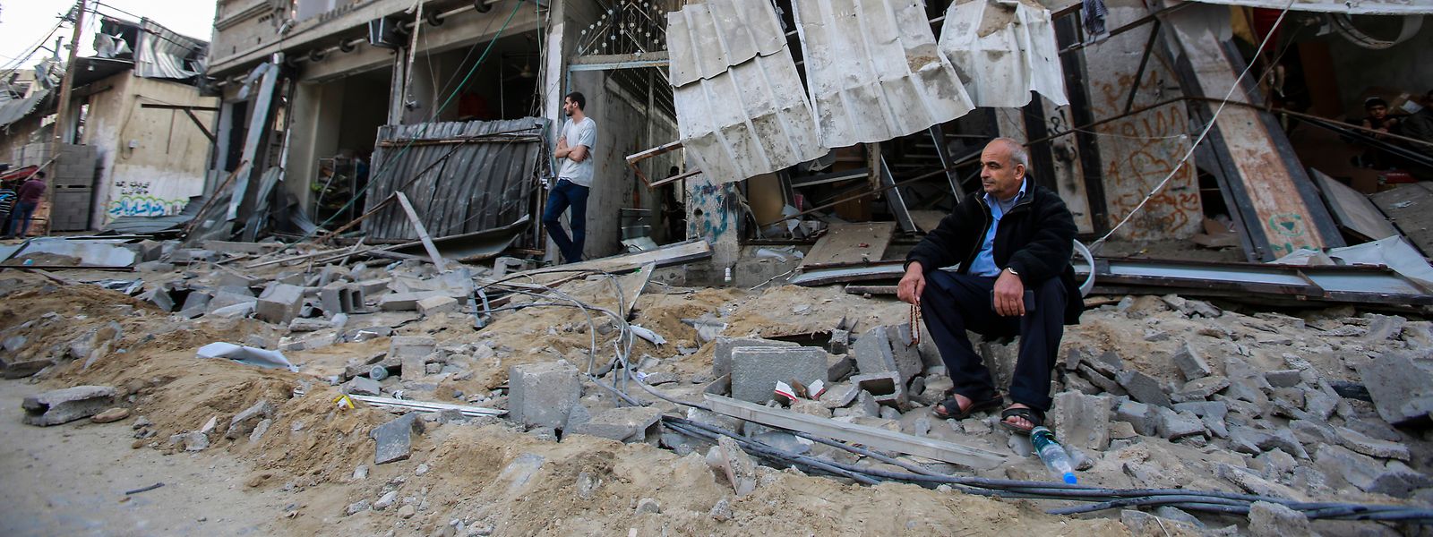 Ein palästinensischer Mann sitzt vor seinem zerstörten Haus nach israelischen Luftangriffen im Flüchtlingslager Jabaliya.