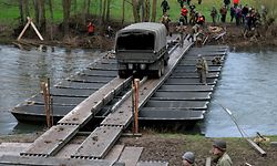 Um an die Kämpfe während der Ardennenoffensive im Januar 1945 an der Sauerfront sowie die Geschichte des ?River Crossing? in Bettendorf vor genau 75 Jahren zu erinnern, hatte das ?Syndicat d?initiative Bettendorf? gemeinsam mit der Gemeindeverwaltung sowie dem ?Musée National d?Histoire Militaire? am Samstag nach Bettendorf eingeladen.   Mit historischen Militärfahrzeugen sowie sogenannten ?Reenactors? und authentischen Szenespielen wurde längs der Sauer gegenüber von Bettendorf historische Szenen in entsprechender Kleidung nachgestellt. / Foto: Armand WAGNER