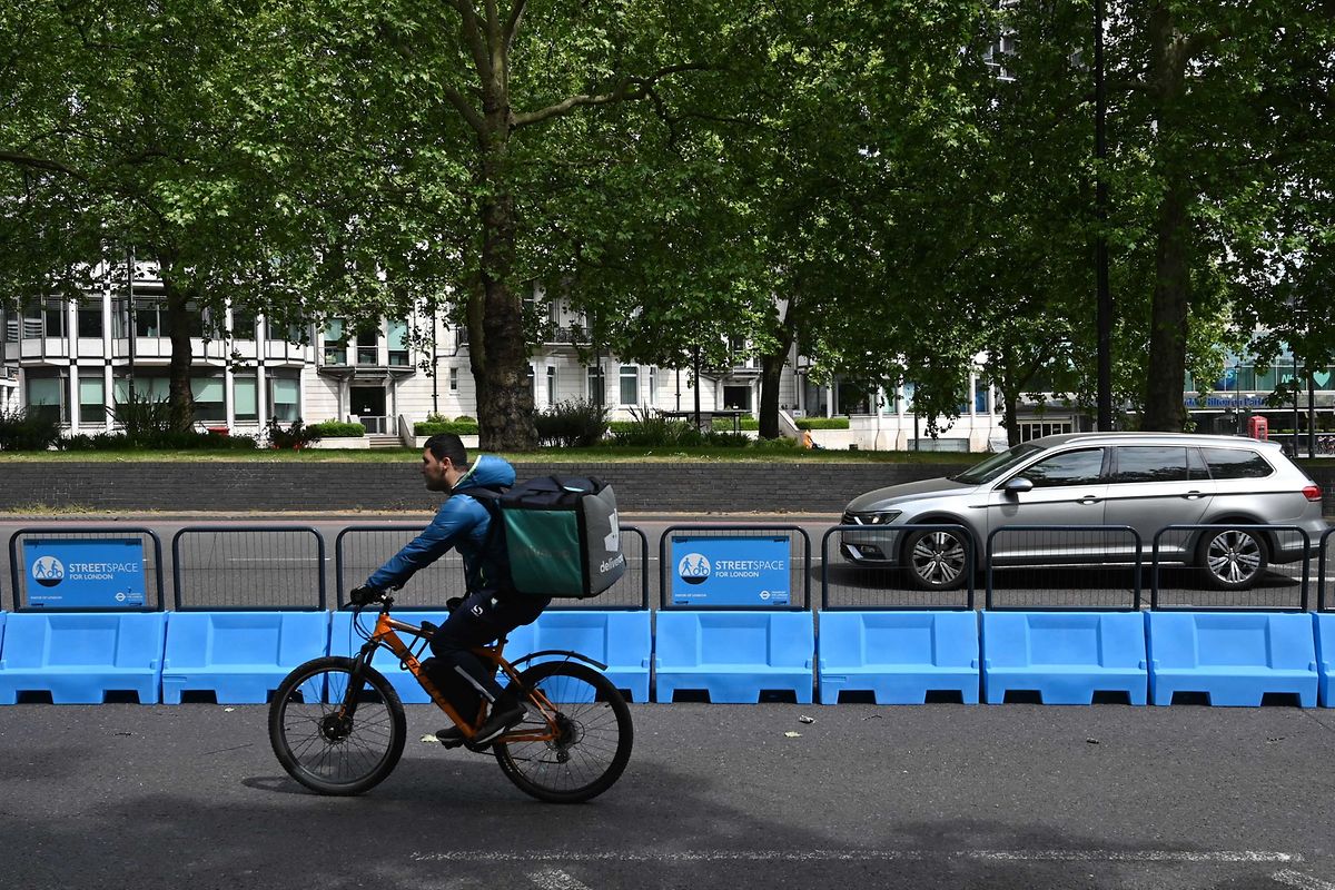 Die Stadt London hat mehrere Straßenspuren abtrennen und in geschützte Radstreifen umwandeln lassen.