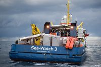 ARCHIV - 04.01.2019, ---: HANDOUT - Dieses von Sea-Watch.org zur Verfügung gestellte Foto zeigt gerettete Migranten und neue Besatzungsmitglieder an Bord der «Sea-Watch 3». Die Kapitänin des Rettungsschiffs ist bereit, die Konfrontation mit der italienischen Regierung weiter eskalieren zu lassen. Wenn es keine Einigung über die Migranten an Bord gebe und das Schiff somit anlegen dürfe, sei sie bereit, ohne Erlaubnis in den Hafen der Insel Lampedusa zu fahren, sagte sie der Deutschen Presse-Agentur am Donnerstag. «Die Situation (auf dem Schiff) ist aktuell sehr angespannt.» Sie könne nicht mehr für die Sicherheit der Menschen an Bord garantieren. Manche drohten über Bord zu springen. Foto: Chris Grodotzki/Sea-Watch.org/dpa - ACHTUNG: Nur zur redaktionellen Verwendung und nur mit vollständiger Nennung des vorstehenden Credits +++ dpa-Bildfunk +++