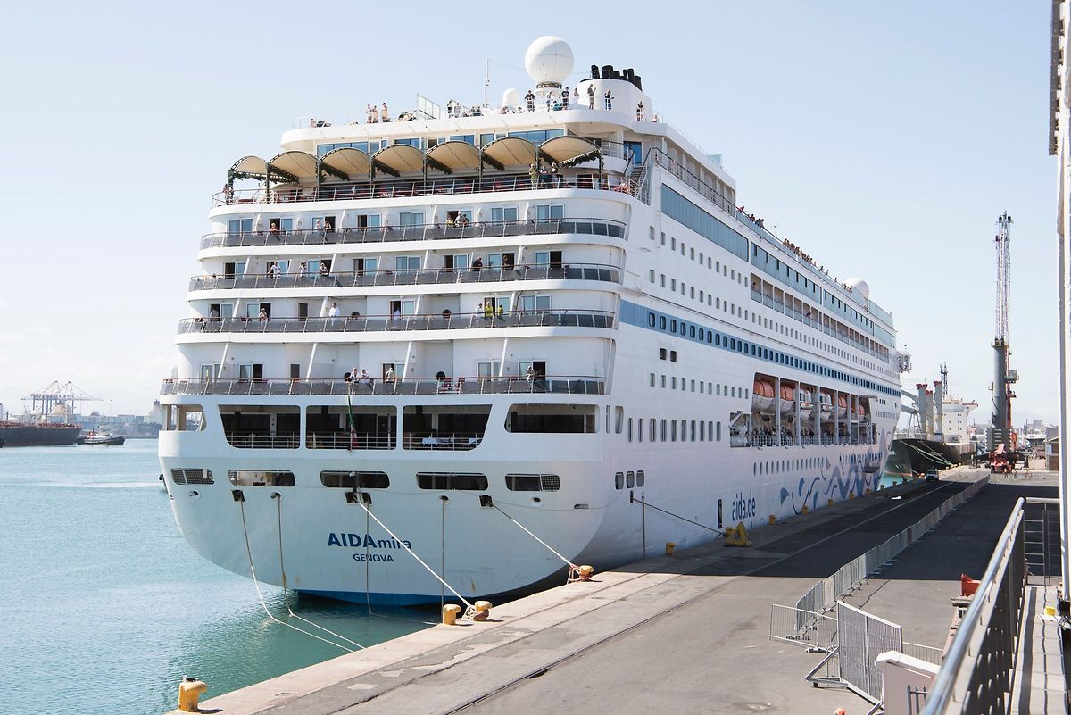 Ein Kreuzfahrtschiff mit möglichen Corona-Infizierten an Bord ist in Quarantäne im Hafen in Kapstadt in Südafrika. 