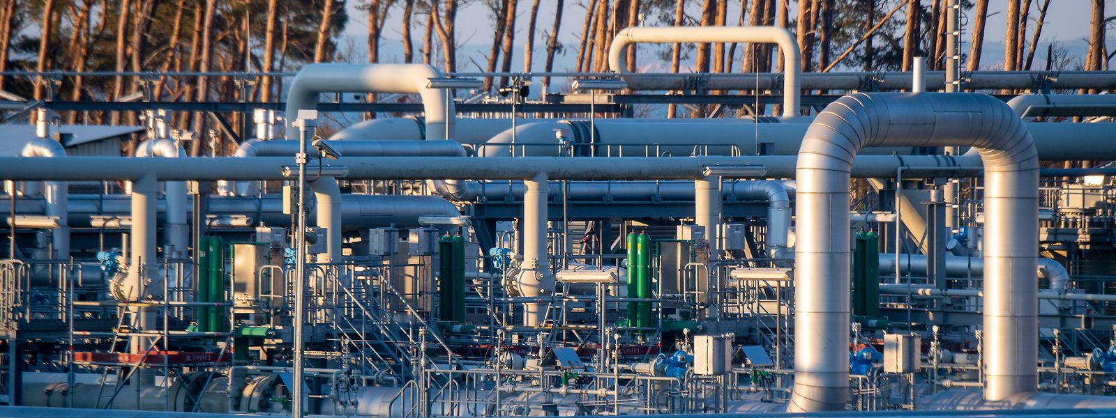 Blick auf Rohrsysteme und Absperrvorrichtungen in der Gasempfangsstation der Ostseepipeline Nord Stream 1.