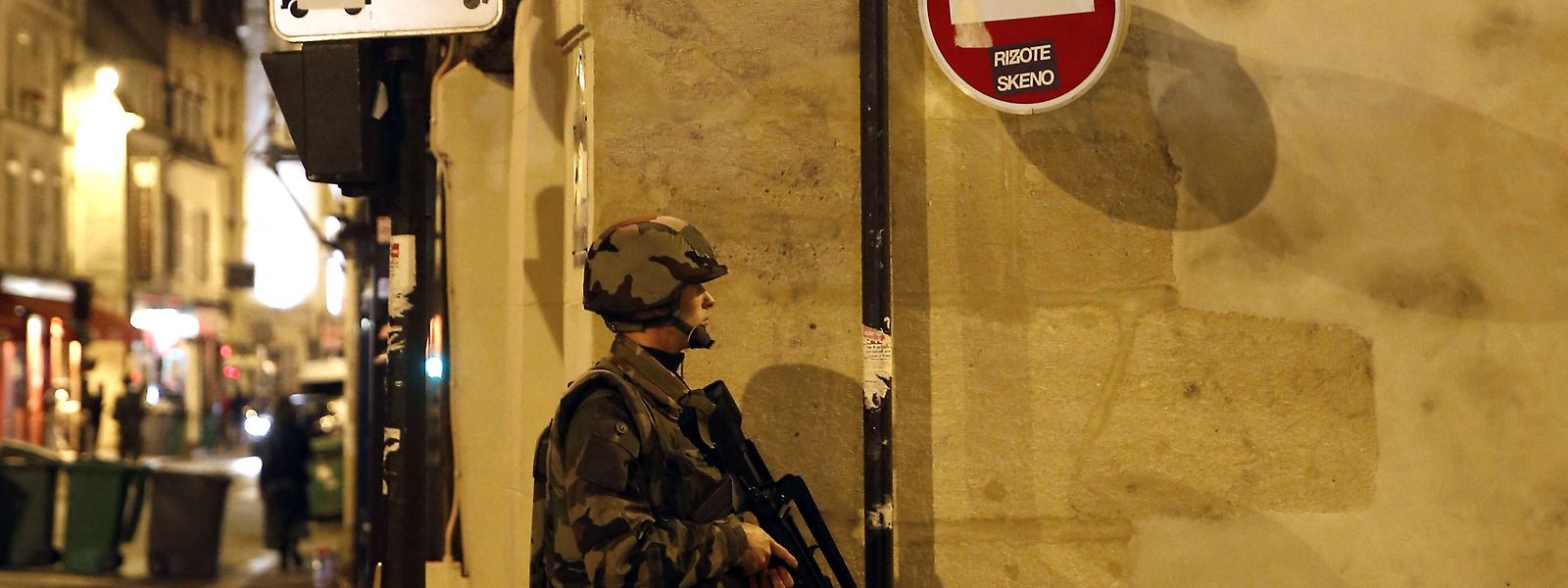 Unmittelbar nach den Terroranschlägen vom 13. November 2015 patrouillieren französische Soldaten in den Straßen von Paris.