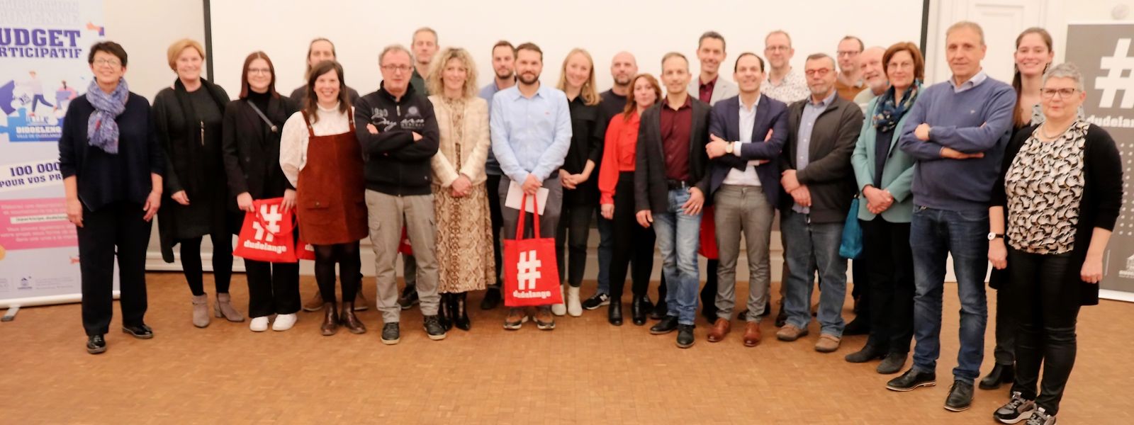 Projektinitiatoren und Verantwortliche freuen sich über den Erfolg der partizipativen Demokratie.