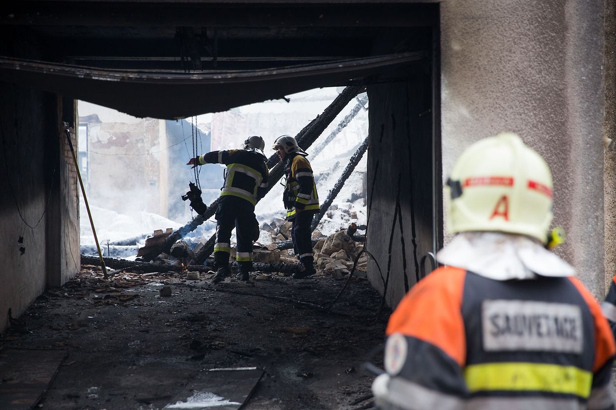 Die Rettungskräfte löschten nach 7.00 Uhr noch einige Brandnester ab.