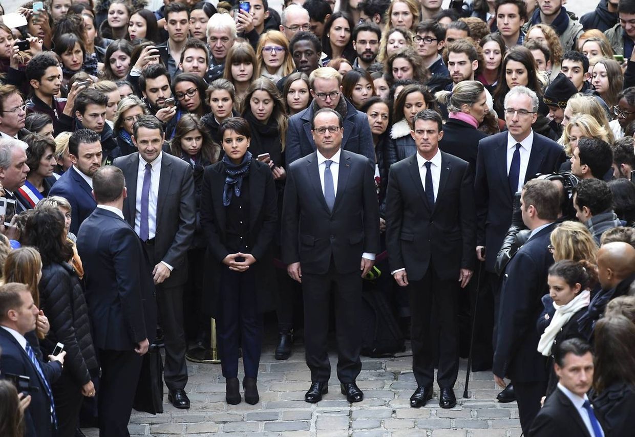 In Paris nehmen Hochschulminister Thierry Mandon, Bildungsministerin Najat Vallaud-Belkacem, Präsident François Hollande und Premierminister Manuel Valls an einer gemeinsamen Gedenkminute an der Sorbonne teil.