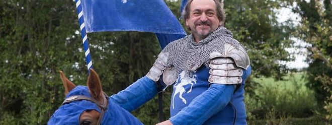 Hoch zu Ross war Richard von Kimbelstein bereits im Vorfeld des Festes, das an diesem Wochenende in Budersberg stattfindet, um sicherzugehen, dass Organisator Patrick Engel genügend Weinfässer für das „Buergfest“ beschafft hat.