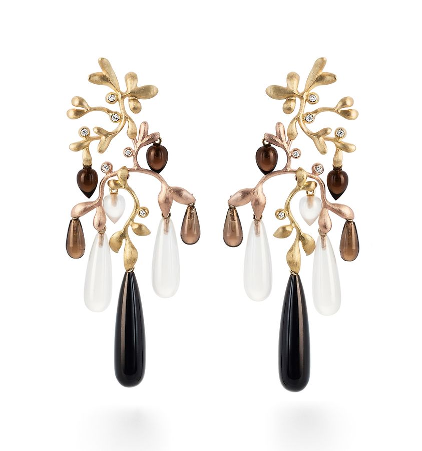 Leicht und fantasievoll wie diese Ohrhänger aus Gold und Quarzsteinen sind alle Kreationen des dänischen Juwelierhauses Ole Lynggaard. 