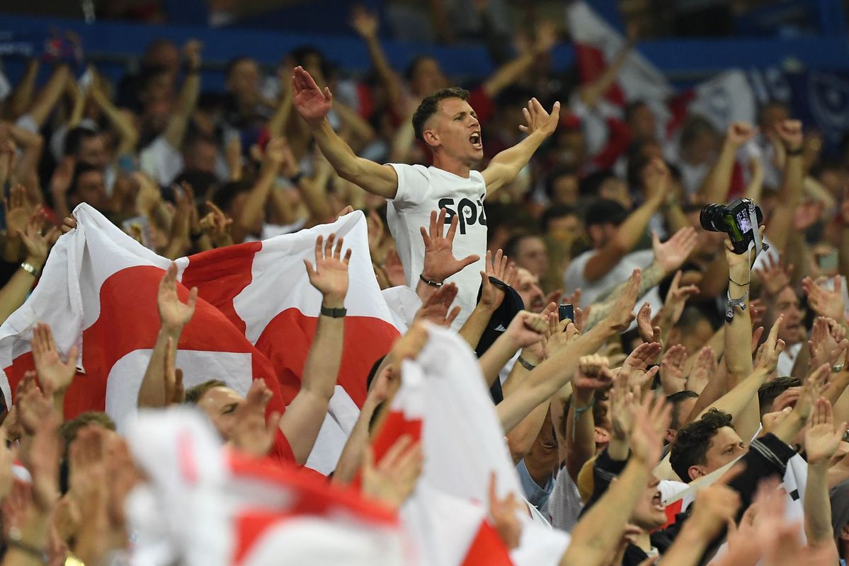 Trotz des Ausscheidens im Halbfinale feiern die englischen Fans ihre Three Lions.