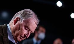 28.11.2020, Nordrhein-Westfalen, Kalkar: Alexander Gauland, Ehrenvorsitzender, gibt beim Bundesparteitag der AfD ein Interview. Die Partei entscheidet über ihr künftiges Programm zur Sozial- und Rentenpolitik. Foto: Rolf Vennenbernd/dpa +++ dpa-Bildfunk +++