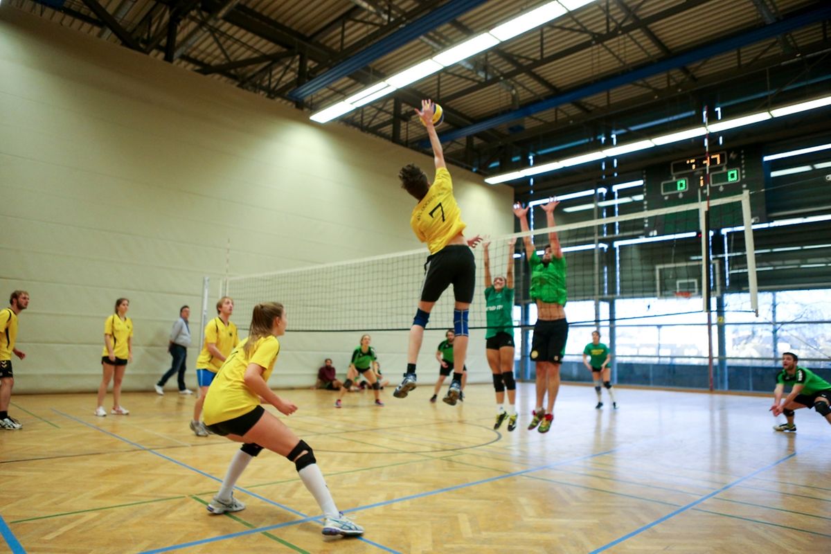 Aachen (gelb) gegen Freiburg (grün).