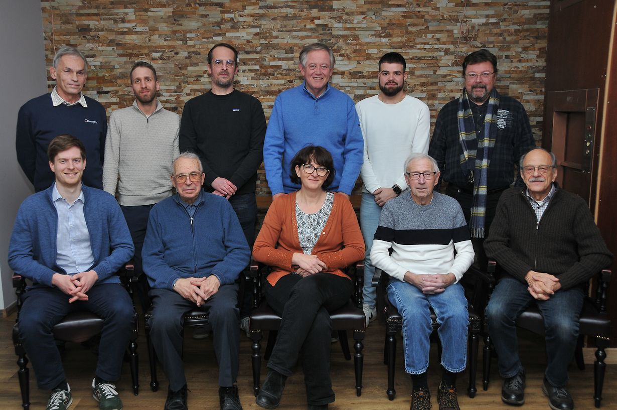 2023-11-28 Assemblée constitutive des "Diddelenger Geschichtsfrënn a.s.b.l." au Café "De good fellow" 1, rue de la Libération à Dudelange (collection: Georges BEMTGEN)D.g.à dr.: debout: Georges Bemtgen (vice-président), Tom Zeimetz, Philippe Nilles, Alex Bodry (président), Tiago Ferreira Flores (secrétaire), Patrick Engel. Assis: Maximilien Marinov (trésorier), Norbert Sadler, Laure Christoffel, Raymond Blitgen, Raymond Nepgen.
