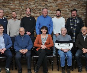 2023-11-28 Assemblée constitutive des "Diddelenger Geschichtsfrënn a.s.b.l." au Café "De good fellow" 1, rue de la Libération à Dudelange (collection: Georges BEMTGEN)D.g.à dr.: debout: Georges Bemtgen (vice-président), Tom Zeimetz, Philippe Nilles, Alex Bodry (président), Tiago Ferreira Flores (secrétaire), Patrick Engel. Assis: Maximilien Marinov (trésorier), Norbert Sadler, Laure Christoffel, Raymond Blitgen, Raymond Nepgen.