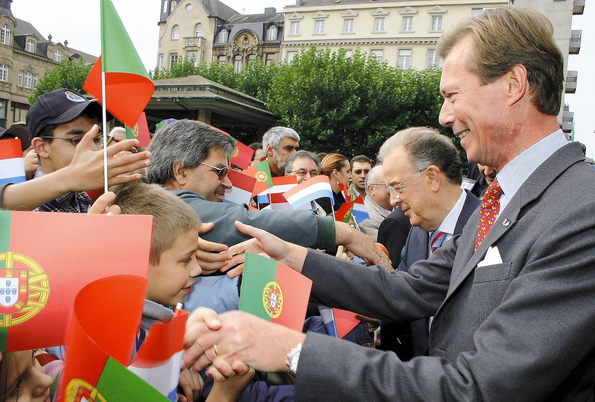 Jorge Sampio e o Grâo-Duque cumprimentam os cidadãos em Esch-sur-Alzette na visita do então presidente de Portugal ao Luxemburgo, em 2004.