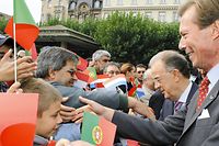 Jorge Sampio e o Grâo-Duque cumprimentam os cidadãos em Esch-sur-Alzette.
