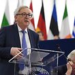 Die EU will noch erreichen, dass sie von den Zöllen ausgenommen wird. Gelinge dies nicht, werde man sich mit einer Dreifach-Strategie wehren, sagte Juncker. 