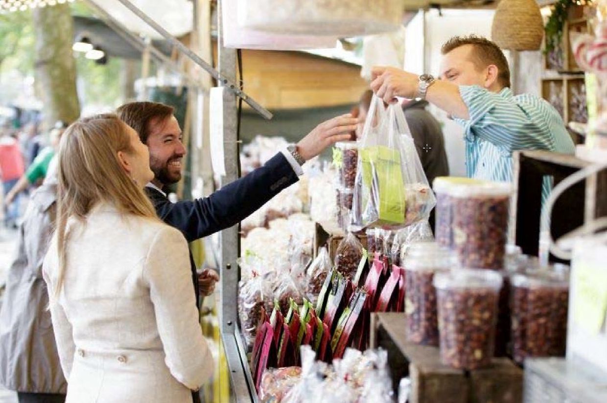Erbgroßherzog Guillaume und Erbgroßherzogin Stéphanie kaufen Süßes zum Mitnehmen.