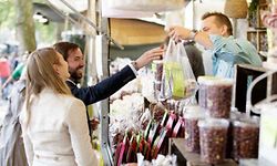 Erbgroßherzog Guillaume und Erbgroßherzogin Stéphanie kaufen Süßes zum Mitnehmen.