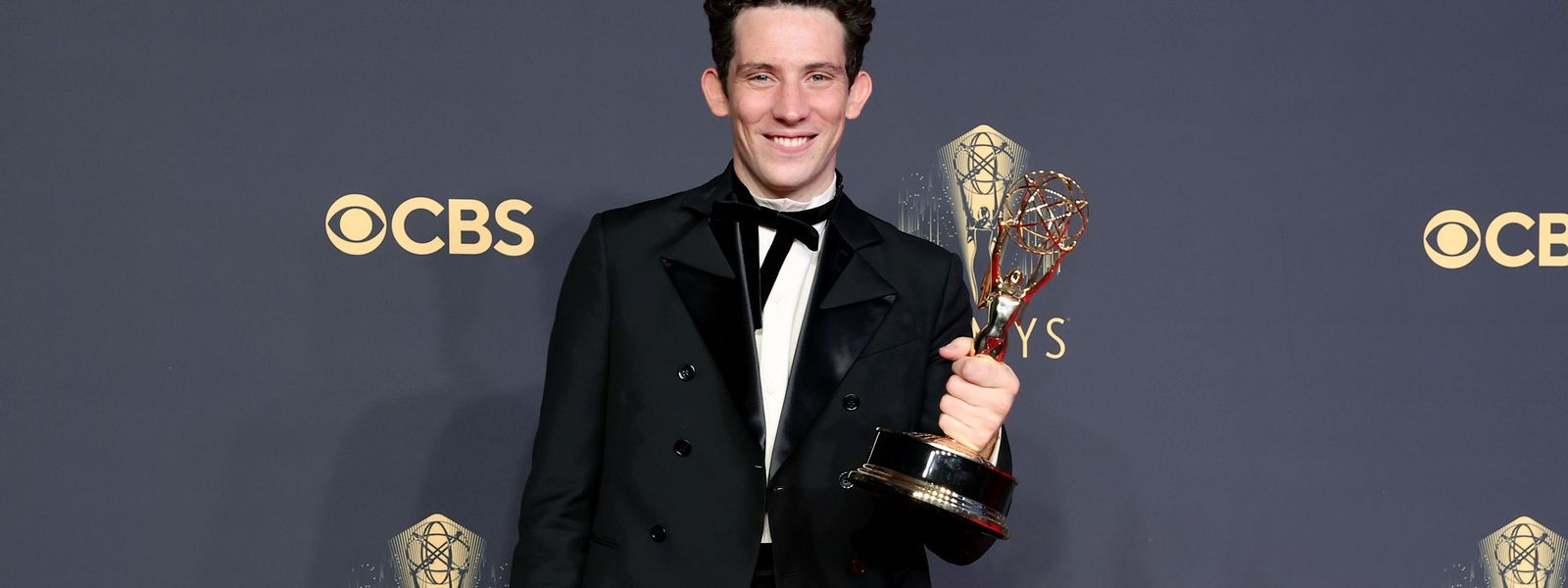 Josh O'Connor ("The Crown") mit der Trophäe für die beste Hauptrolle.