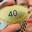 Unangekündigter Besuch: 30 Steuerfahnder durchsuchten in den letzten Tagen die Wohnungen und Büros der Beschuldigten in der Commerzbank-Affäre.