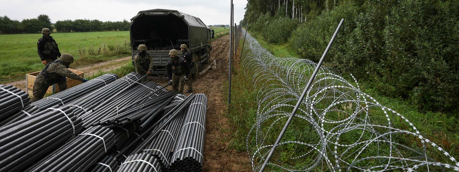 Polnische Soldaten errichteten vergangene Woche Stacheldrahtsperren entlang der belarussischen Grenze.