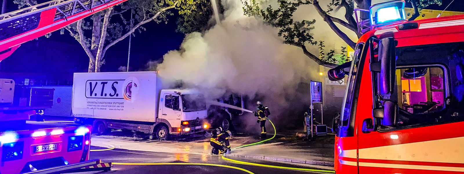 Stuttgart Lastwagen Mit Technik Fur Corona Demo Angesteckt