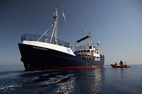 HANDOUT - 29.06.2019, ---, Mittelmeer: Die von der Seenotrettungsorganisation Sea-Eye herausgegebene Aufnahme zeigt das Seenotrettungsschiff «Alan Kurdi». Nach dem Drama um das Rettungsschiff «Sea-Watch 3» hat nun eine andere deutsche Hilfsorganisation Migranten vor Libyen mit ihrem Schiff aufgenommen. Die «Alan Kurdi» habe 65 Menschen in internationalen Gewässern auf einem überladenem Schlauchboot vor Libyen entdeckt und gerettet, teilte die Regensburger Organisation Sea-Eye am Freitag mit. Foto: Fabian Heinz/Sea-Eye/dpa - ACHTUNG: Nur zur redaktionellen Verwendung und nur mit vollständiger Nennung des vorstehenden Credits +++ dpa-Bildfunk +++