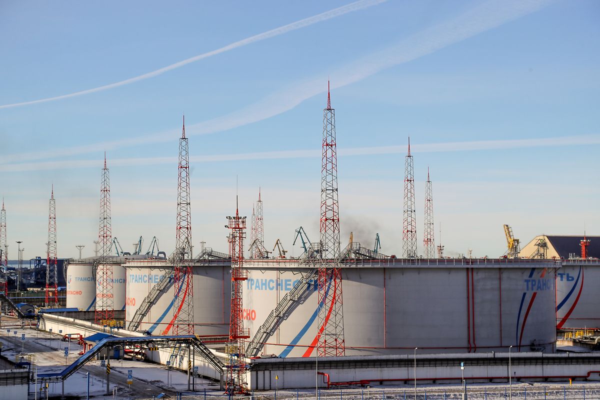 Russia’s oil output may fall by 500,000-700,000 barrels a day early next year