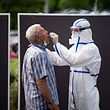 31.07.2020, Schleswig-Holstein, Heide: Ein Mann lässt sich an einer mobilen Teststation auf das Coronavirus testen. Bis zum Abend des 29.07.2020 gab es im Kreis Dithmarschen 44 Infektionen innerhalb von 7 Tagen. Wegen der stark gestiegenen Corona-Neuinfektionen gelten in der Dithmarscher Kreisstadt vom 31.07.2020 an wieder strengere Schutzmaßnahmen. Foto: Daniel Reinhardt/dpa +++ dpa-Bildfunk +++