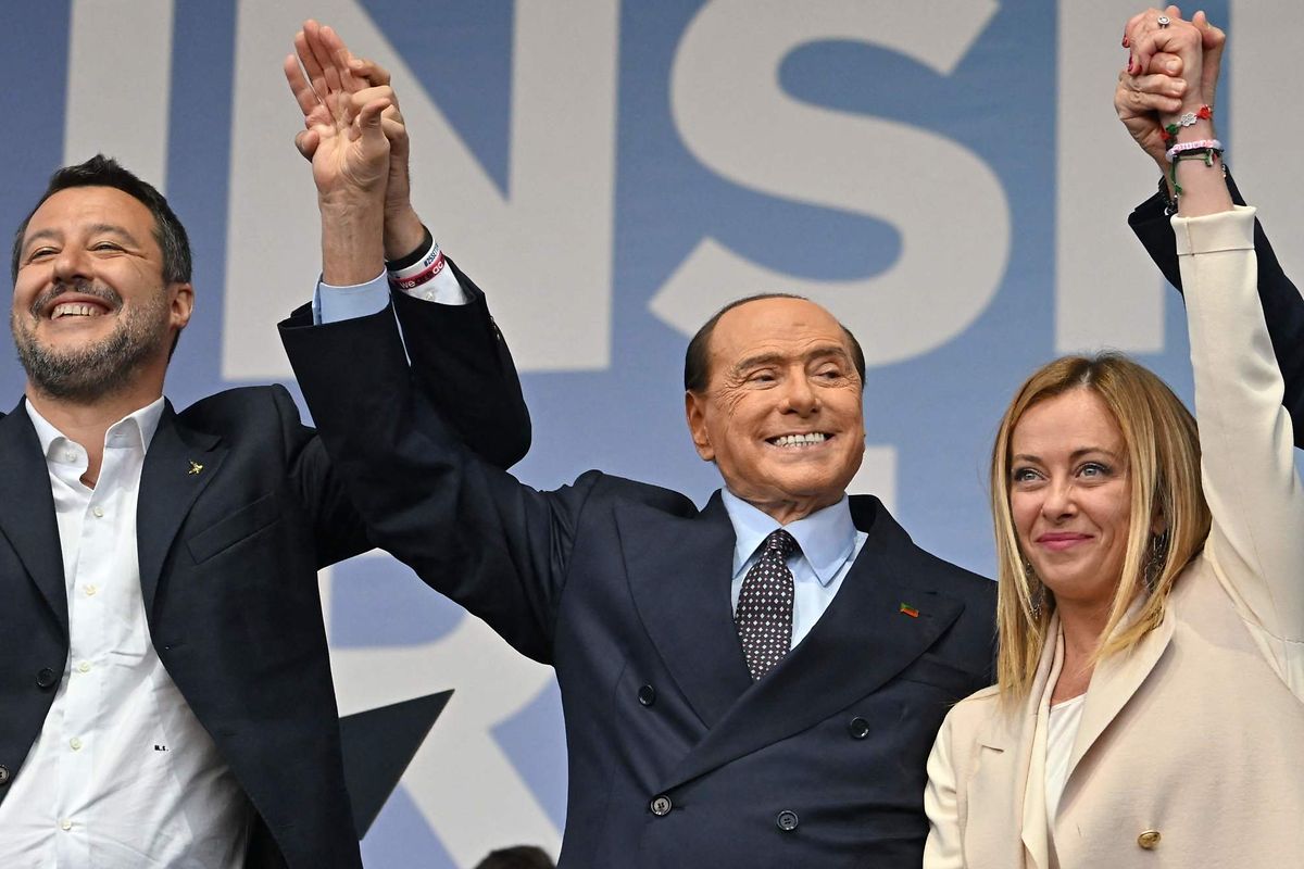 A coligação vencedora em Itália: (esq. para dir.)  Liga de Matteo Salvini,  Forza Italia de Silvio Berlusconi FdI de Giorgia Meloni num comício em Roma, a  22 de setembro
