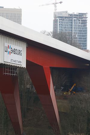 Lokales, Bild des Tages, neuer Anstrich, roud Bréck, rote Brücke,  Foto: Anouk Antony/Luxemburger Wort