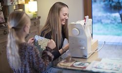 Lokales, Corona-Virus, Stéphanie Damm-Krauss näht Stoffmasken mit ihrer Tochter Charlie, Foto: Guy Wolff/Luxemburger Wort