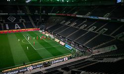 ARCHIV - 11.03.2020, Nordrhein-Westfalen, Mönchengladbach: Fußball: Bundesliga, Borussia Mönchengladbach - 1. FC Köln, 21. Spieltag im Borussia-Park. Die Mönchengladbacher und die Kölner Spieler erwarten eine Eckball. Das Spiel fand wegen des Coronavirus ohne Zuschauer als Geisterspiel statt. Geisterspiele der Fußball-Bundesliga sollen ab 9. Mai möglich sein. Das sagten die Ministerpräsidenten Söder aus Bayern und Laschet aus Nordrhein-Westfalen am Montag (20.04.2020). Foto: Fabian Strauch/dpa +++ dpa-Bildfunk +++