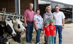 Auf einem Bild vereint: Jos. und Germaine Meyers-Thillmann mit Maryse und Francis Meyers-Fisch und ihren beiden Söhne Félix und Théo.