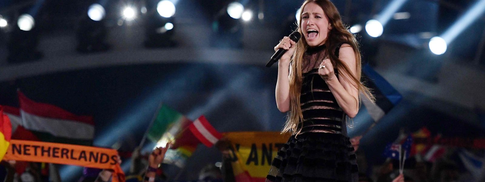 A cantora belga Sennek 