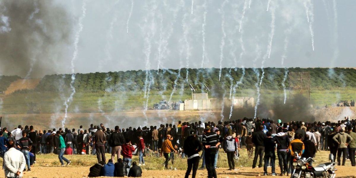 Die Demonstranten wurden aus der Luft mit Tränengas beschossen.