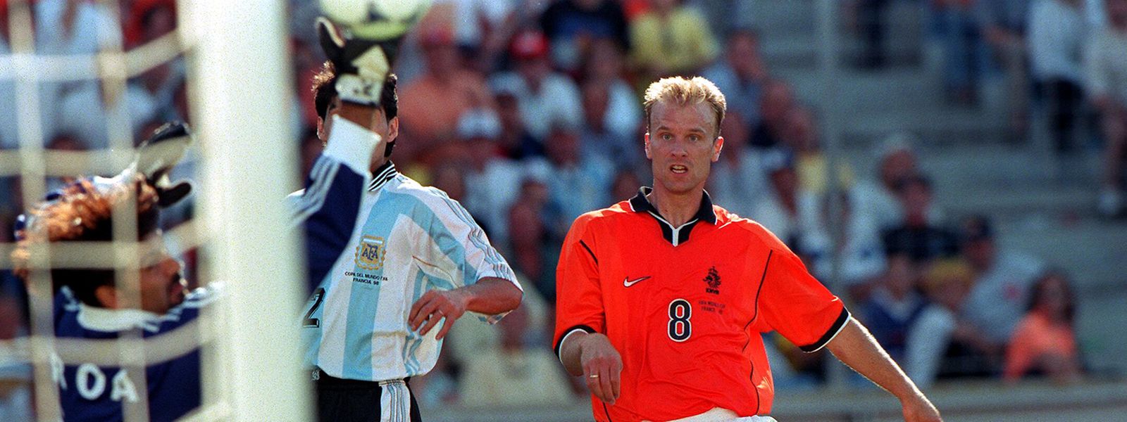 Fußball-WM 1998: Dennis Bergkamp schießt das Siegtor für die Niederlande im Viertelfinale gegen Argentinien.  