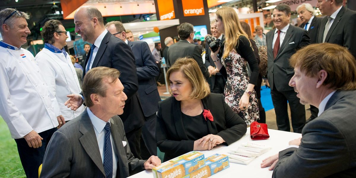Im Gespräch mit den Standbetreiber: Das groherzogliche Paar besuchte die Aussteller in den LuxEXPO-Hallen 