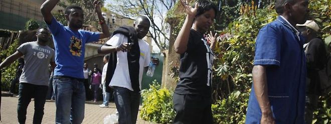 Befreite Geiseln verlassen das Gelände des Dramas. Daniel Irungu