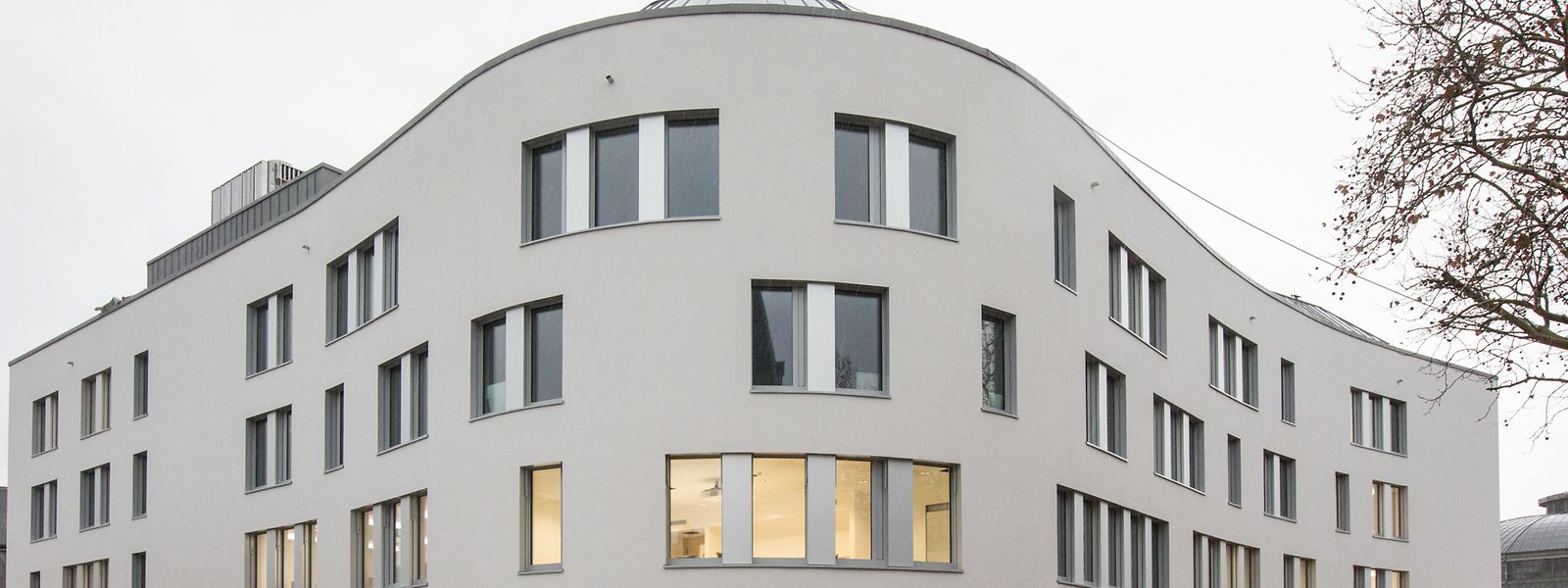 La Maison des Salariés se trouve à Bonnevoie, pile en face des Rotondes, avec accès direct à la gare centrale via la passerelle.
