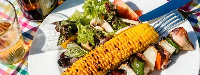 Knusprige Maiskolben und Spießchen mit Gemüse, Fleisch oder Fisch lassen sich schnell in einer Pfanne anbraten.