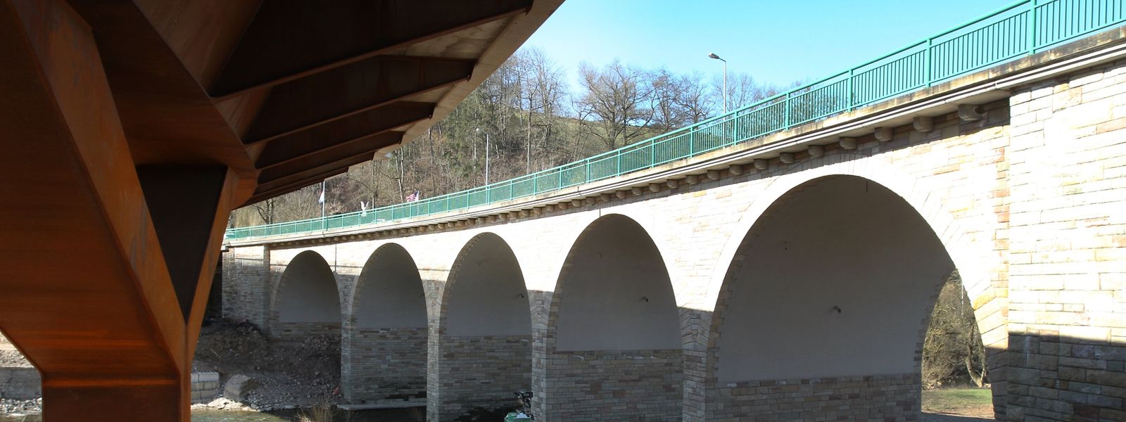 Die 70 Jahre alte Sauerbrücke verfügt über fünf aus Hausteinen errichtete Rundbögen. Parallel dazu wurde nun eine neue Brücke errichtet (links). Diese wird in Kürze für den Verkehr freigegeben.