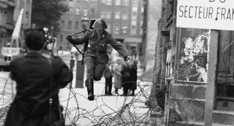 Ein Foto, das um die Welt geht. Am 15. August 1961 springt der DDR-Grenzpolizist Conrad Schumann über den Stacheldraht in den Westen.