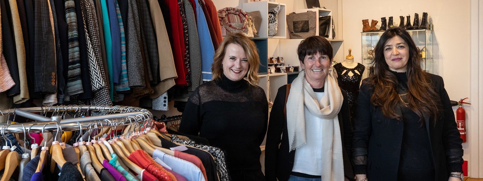 BIRK-Geschäftsführerin Dani Kieffer, Annette Kirsch, Präsidentin des Verwaltungsrats, und Modeberaterin Noria Boukhtouch (v.l.n.r.) sind stolz auf das Angebot in dem Second-Hand-Laden. 