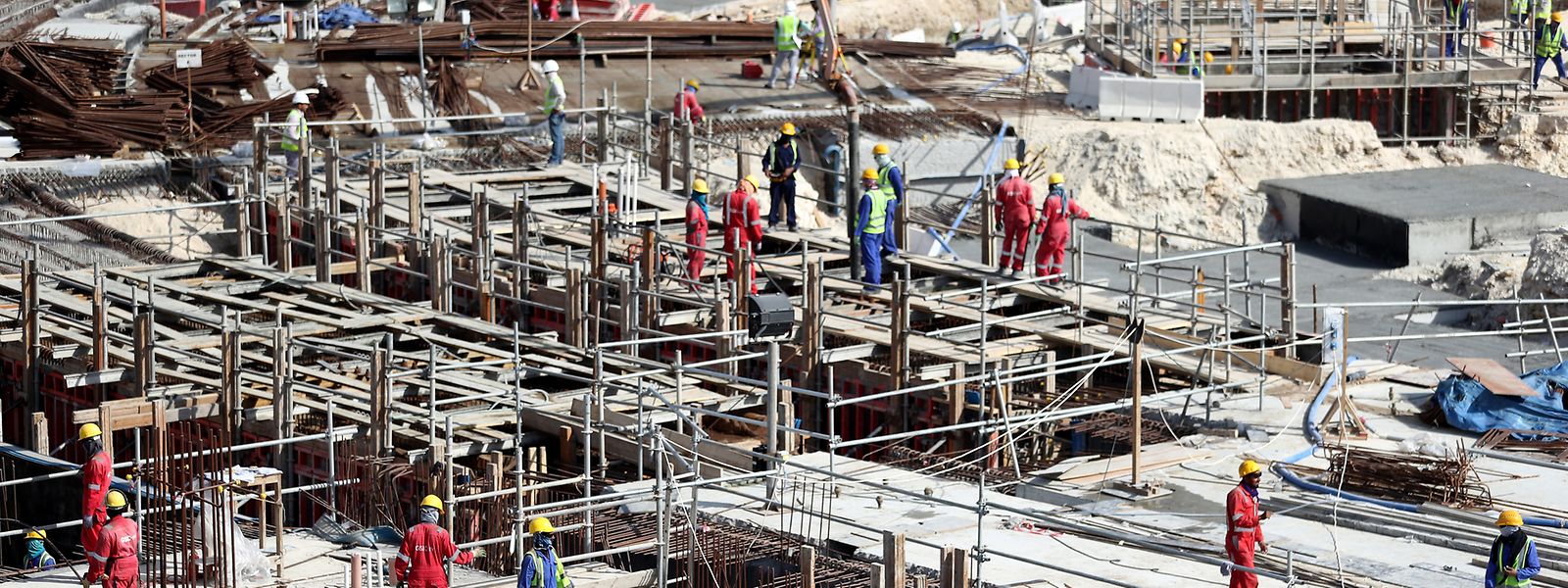 Arbeiter auf der Baustelle des Al Bayt Stadium in Doha.