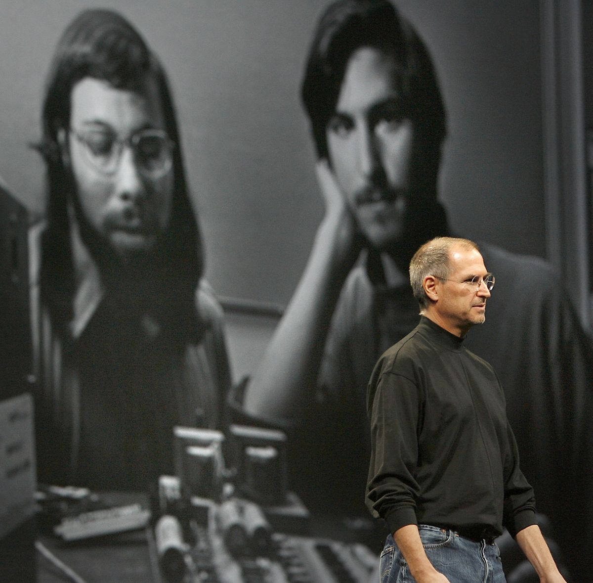 Das Foto zeigt Steve Jobs im Jahr 2007 und in jüngeren Jahren mit Steve Wozniak (l.).