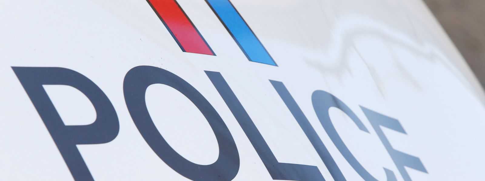 Gegen 15 Uhr wurde am Samstag eine gehbehinderte Frau im Parkhaus eines Einkaufszentrums in Bartringen Opfer eines Überfalls. Die Polizei sucht nach Zeugen.