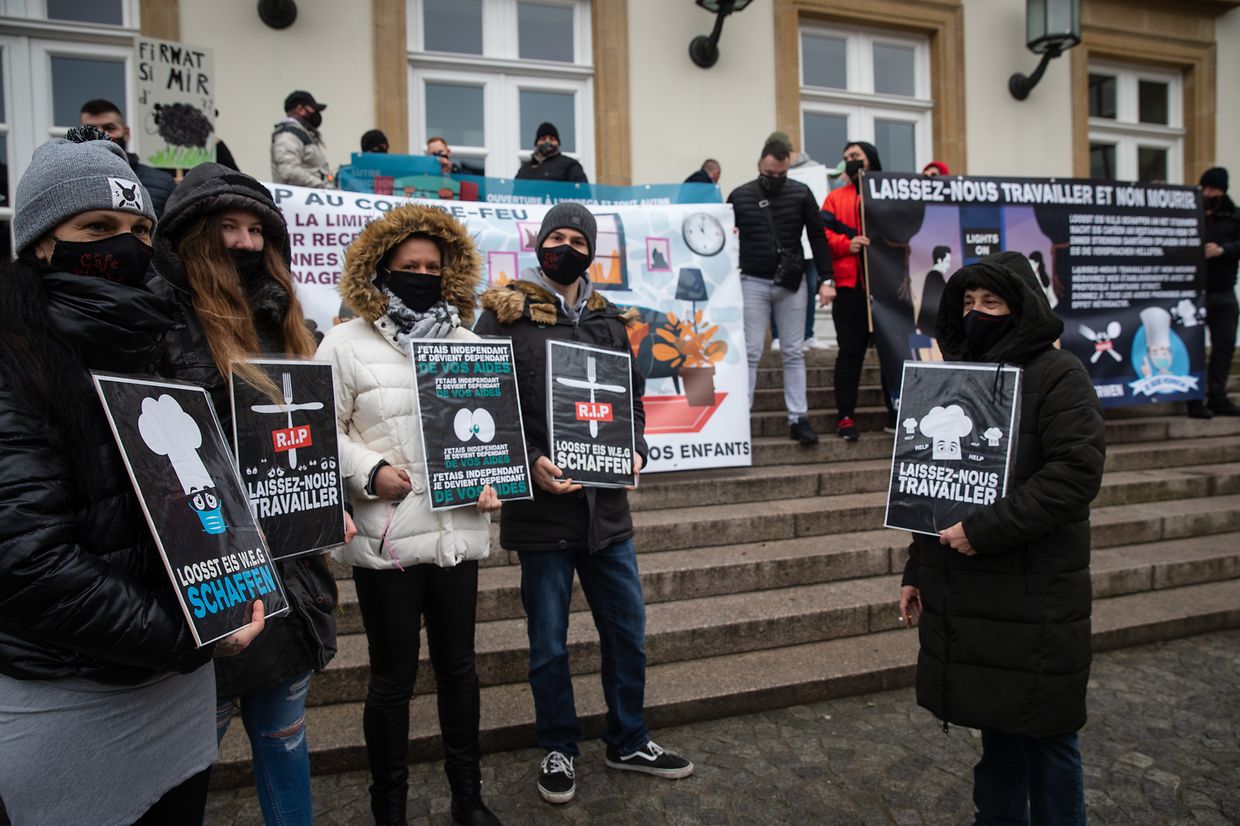 Hunderte Menschen haben sich am Samstagnachmittag während eines Protestzuges in der Hauptstadt dafür ausgesprochen, dass Cafés und Restaurants wieder öffnen dürfen.