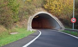 Im Tunnel in Schieren wird der Straßenbelag erneuert.