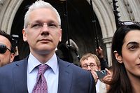 ARCHIV - 13.07.2011, Großbritannien, London: Wikileaks-Gründer Julian Assange (M) und seine Anwältin Amal Alameddine, heute Amal Cloony, verlassen den High Court. Assange ist nach Angaben der britischen Polizei in London festgenommen worden. Zuvor hatte ihm die Regierung des lateinamerikanischen Landes das diplomatische Asyl entzogen. Foto: Andy Rain/EPA/dpa +++ dpa-Bildfunk +++